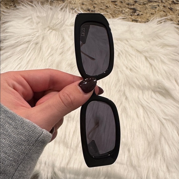 DEZI LIL' DRIPPY SUNGLASSES - Picture 3 of 8